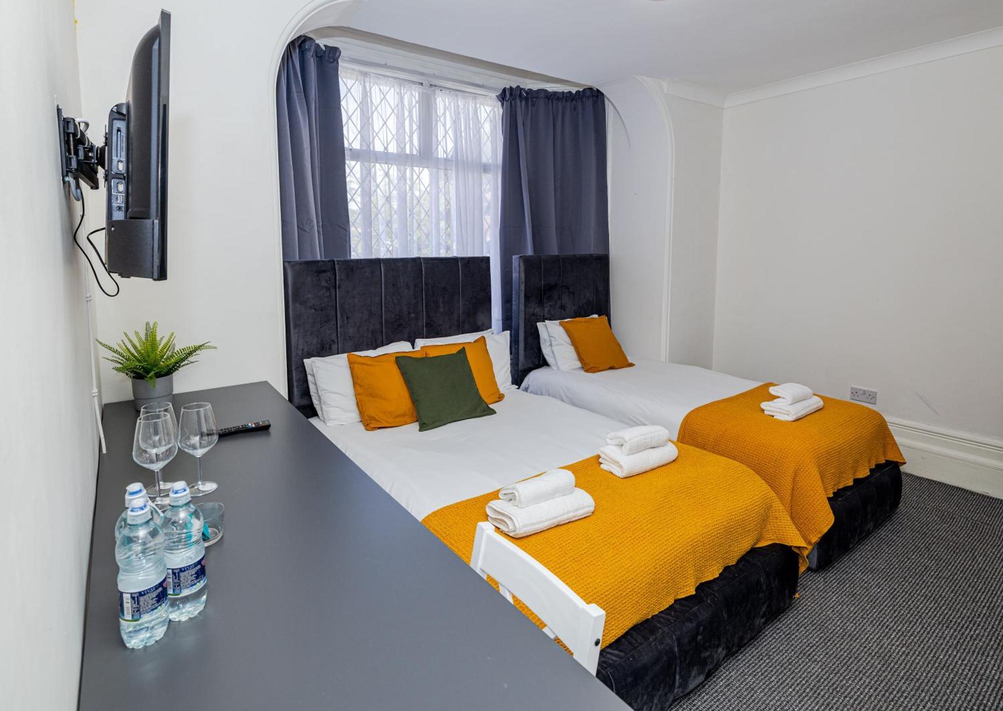 לונדון Woodford Hotel מראה חיצוני תמונה